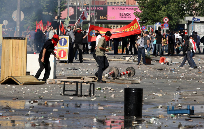 Demonstranţi turci angajaţi în ciocniri violente cu poliţia 1 iunie 2013