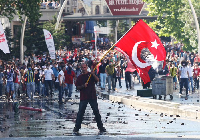 Protestatar turc cu un portret al fondatorului Turciei moderne, Mustafa Kemal Ataturk, 1 iunie 2013 în Ankara