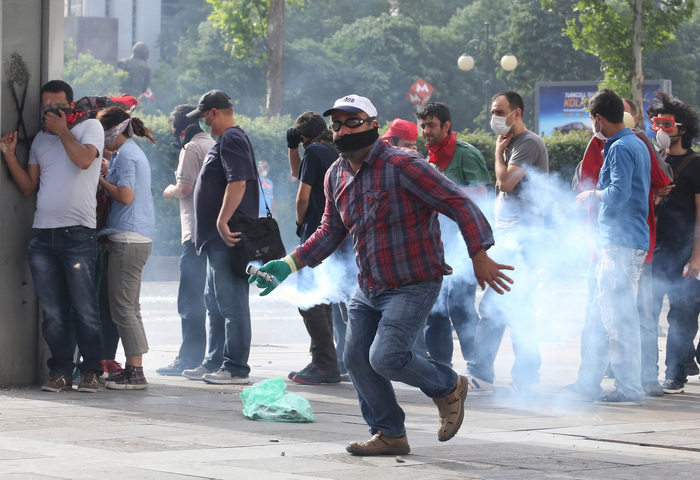 Demonstrant aruncând gaze lacrimogene înapoi către poliţia turcă, Ankara 1 iunie 2013