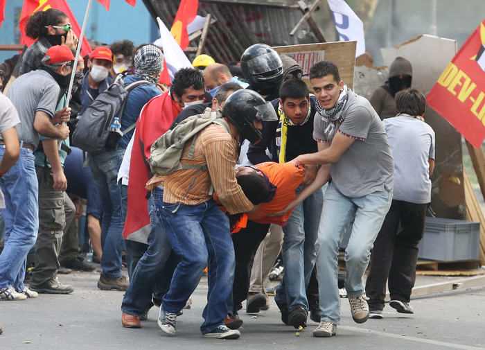 Demonstranţi răniţi de pe urma ciocnirilor cu poliţia, 1 iunie 2013, Piaţa Taksim Ankara