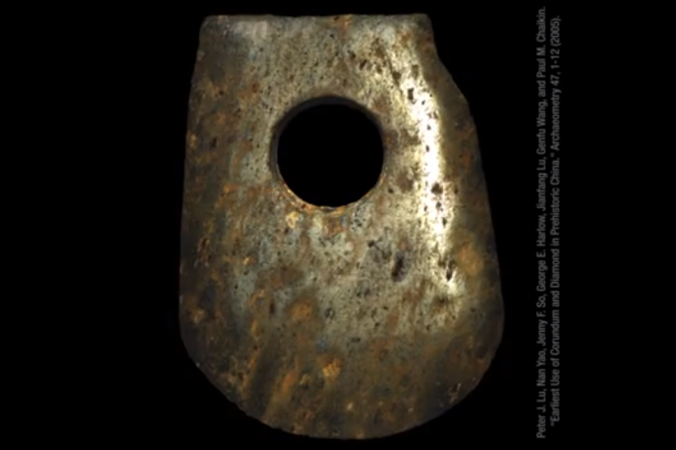 Topor din cultura neolitică Liangzhu din China antică, C. 2500 î.Hr. (Screenshot via youtube)