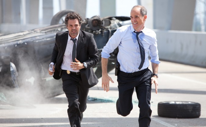 Agentul special FBI, Dylan Rhodes (jucat de Mark Ruffalo) şi agentul Fuller (Michael Kelly), în thriller-ul "Now You See Me" 