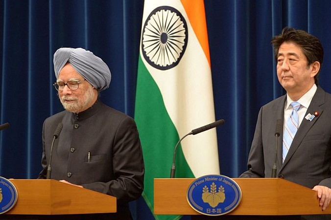 Prim-ministrul indian Manmohan Singh (stânga) alături de omologul său japonez Shinzo Abe, la resedinta oficiala Abe din Tokyo la 29 mai 2013 (Toshifumi Kitamura / AFP / Getty Images)