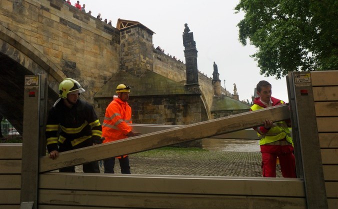 
Lucrătorii serviciilor de urgenţă construiesc bariere anti-inundaţii pe malul stâng al râului Vlatvei lângă Podul Carol din Praga, Republica Cehă la 2 iunie 2013
