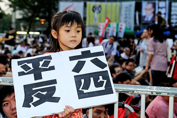 Comemorarea masacrului din Piaţa Tiananmen, 4 iunie 2012 în Hong Kong. Pe pancardă scrie "reabilitaţi mişcarea 4 iunie"