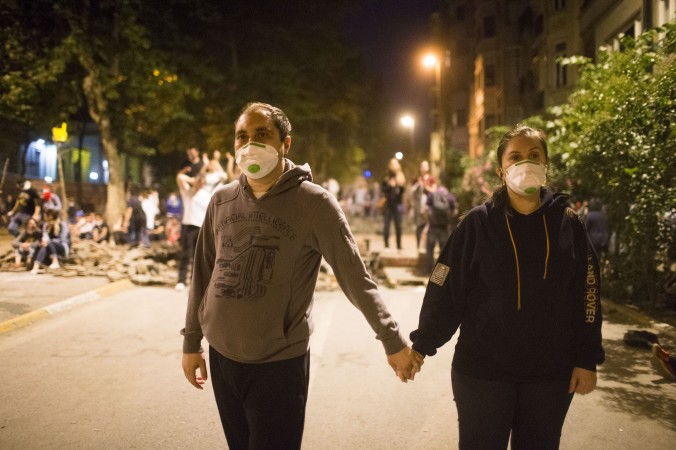 Protestatarii se ţin de mână în timpul confruntărilor cu poliţia din Istanbul în noaptea de marţi (Uriel Sinai / Getty Images)