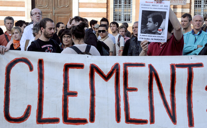 Un demonstrant ţine un baner, "Meric Clement, 18 ani, pentru totdeauna în inimile noastre, nu uita, nici nu iarta" în timpul unei demonstraţii pe 6 iunie 2013 în sud-vestul oraşului francez Toulouse, după ce un tânăr activist de extremă-stânga a fost ucis în timpul unei lupte cu skinheads în centrul Parisului. (PASCAL PAVANI / AFP / Getty Images)