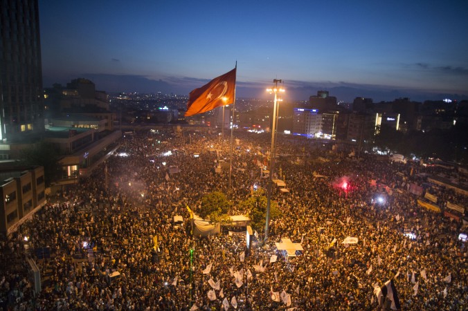 Manifestanţii antiguvernamentali se adună în Piaţa Taksim din Istanbul, Turcia, în 8 iunie 2013.