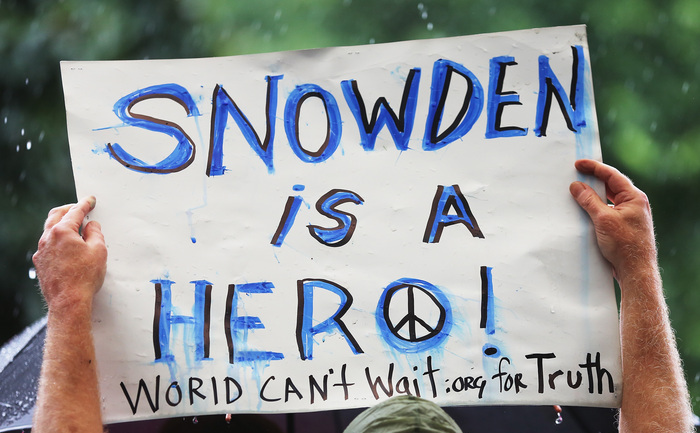 Un suporter afişează o pancartă la un mic miting organizat în Piaţa Union din Manhattan, 10 iunie 2013, în semn de susţinere pentru Edward Snowden de la NSA care a divulgat unele informaţii secrete privind monitorizarea cetăţenilor americani. (Mario Tama / Getty Images)