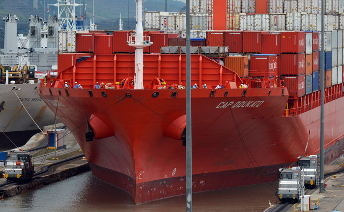 Vas cargo prin canalul Panama, mai 2013