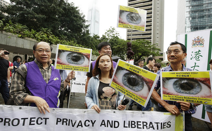 Protestatarii afişează pancarte şi bannere în Grădina Charter din Hong Kong, 15 iunie 2013, în cadrul unui miting de susţinere a fostului angajat al CIA-ului Edward Snowden, care a divulgat informaţii secrete despre programul NSA de supraveghere a populaţiei americane (şi nu numai). (Jessica Hromas / Getty Images)