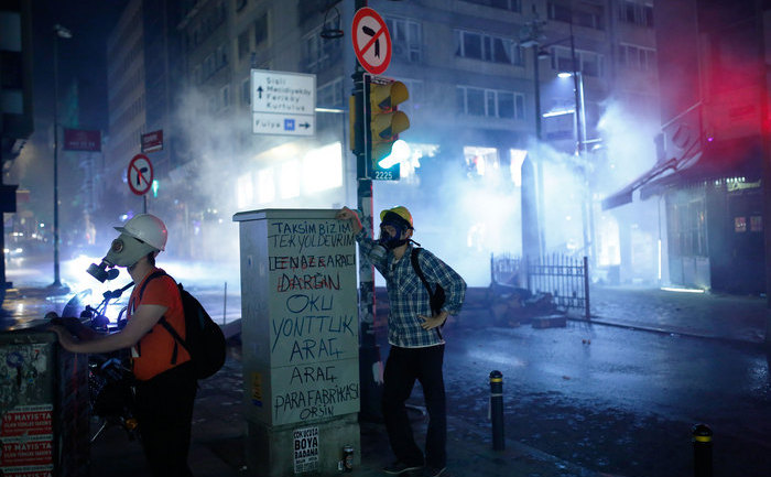 Mai mulţi protestatari şi medici au denunţat o posibilă prezenţă a substanţelor chimice în hidranţii de apă folosiţi  împotriva protestatarilo de către poliţia turcă. (OSCAR / AFP / Getty Images)