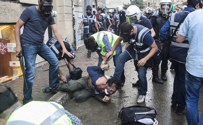 Turcia: Jurnaliştii sunt printre cei mai vizaţi de poliţie: mai mulţi reporteri au fost bătuţi sau arestaţi. (RONNY ROMAN ROZENBERG / AFP / Getty Images)