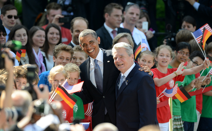 Preşedintele american Barack Obama şi omologul său german Joachim Gauck sunt întâmpinaţi de un grup de copii la palatul prezidenţial Schloss Bellevue din Berlin, 19 iunie 2013.