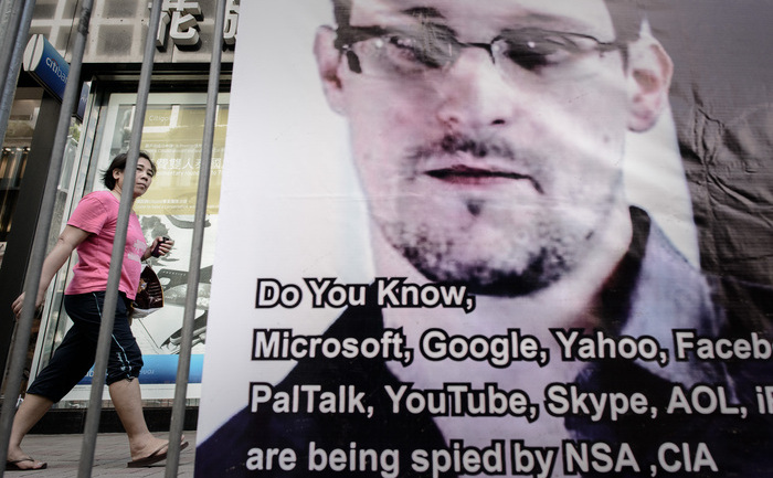 Un baner afişat în sprijinul fostului spion american Edward Snowden, în Hong Kong, la 18 iunie 2013.  Fostul angajat NSA, în vârstă de 29 de ani, a respins acuzaţiile conform cărora ar fi un trădător sau un agent secret chinez şi a insistat asupra faptului că a expus o periculoasă reţea de supraveghere globală a SUA care ameninţa intimitatea a milioane de oameni. (PHILIPPE LOPEZ / AFP / Getty Images)