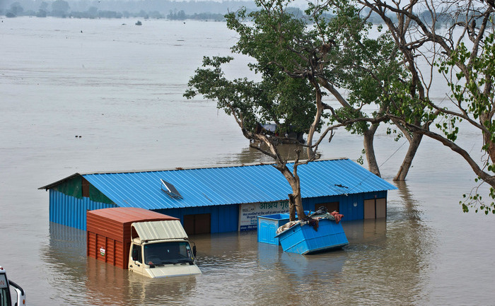India şi Nepal sunt afectate de ploi torenţiale care cad de câteva zi în mod violent provocând inundaţii şi alunecări de teren (PRAKASH SINGH / AFP / Getty Images)