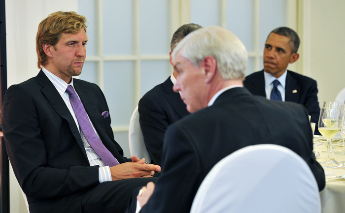 Preşedintele american Barack Obama (dr) şi baschetbalistul german Dirk Nowitzki (st) (JEWEL SAMAD / AFP / Getty Images)