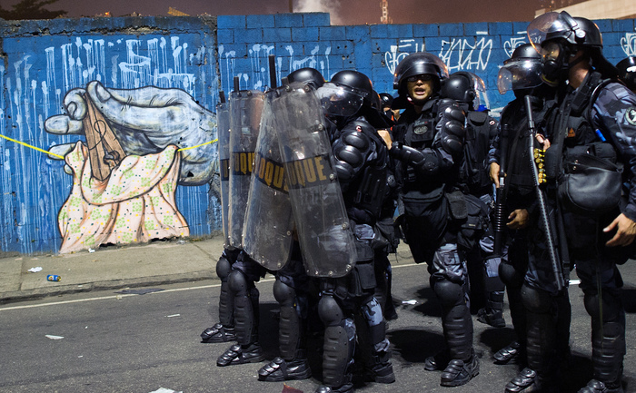 Membri ai unităţii speciale de intervenţie Choque ocupă o poziţie în centrul oraşului brazilian Rio de Janeiro, 20 iunie 2013, în timpul unui protest numit acum “Primăvara Tropicală” împotriva corupţiei şi creşterilor la preţuri. (CHRISTOPHE SIMON / AFP / Getty Images)