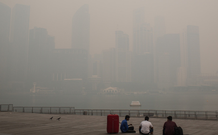 Singapore este aproape complet acoperit de ceaţă de fum.