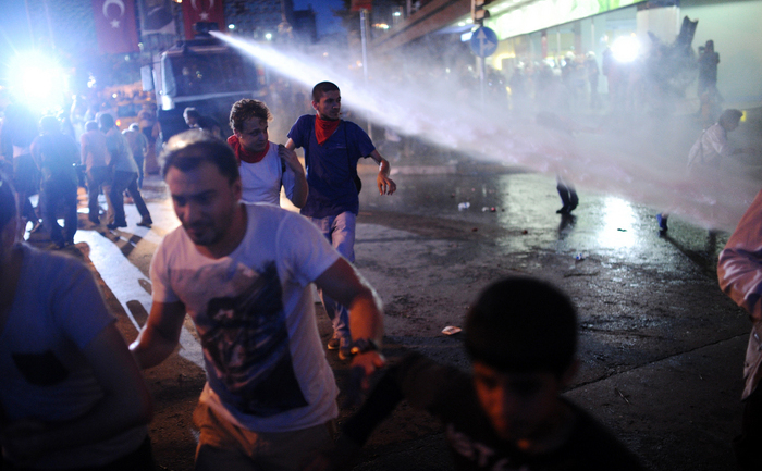 Tunuri de apă în Piaţa Taksim, Istambul, 22 iune 2013 (BULENT KILIC / AFP / Getty Images)