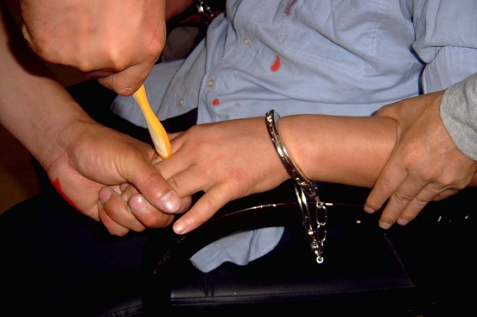 Reconstituirea unei metode de tortură cu periuţa de dinţi ce este folosită în închisorile din China asupra practicanţilor Falun Gong.