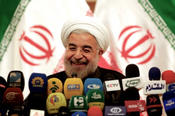 Preşedintele iranian ales Hassan Rowhani zâmbeşte în timpul unei conferinţe de presă la Teheran la 17 iunie 2013.