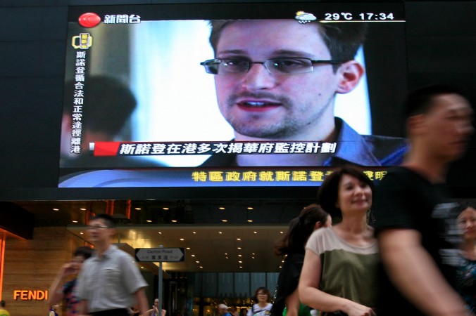 Un ecran TV prezintă o ştire despre Edward Snowden, un fost angajat CIA care a făcut publice documente secrete despre programele de supraveghere ale SUA, la un mall din Hong Kong, 23 iunie 2013
