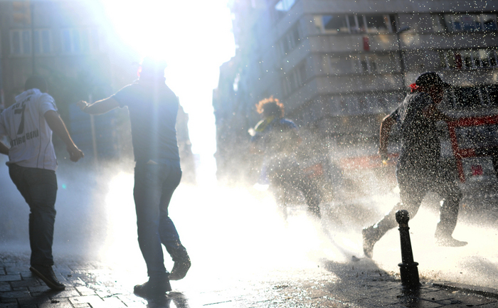 Vânzările de gaze lacrimogene o afacere la nivel mondial, o adevărată "afacere de revolte". (BULENT KILIC / AFP / Getty Images)