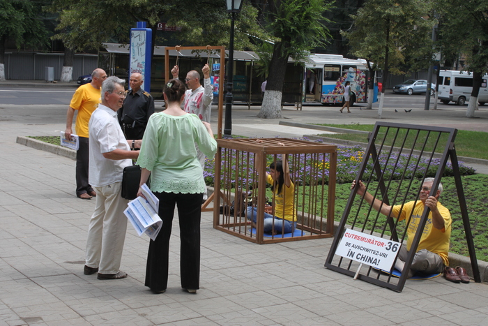 Comemorarea victimelor torturii şi persecuţiei împotriva Falun Dafa din China, Grădina Publică "Ştefan cel Mare", 26 iunie 2013