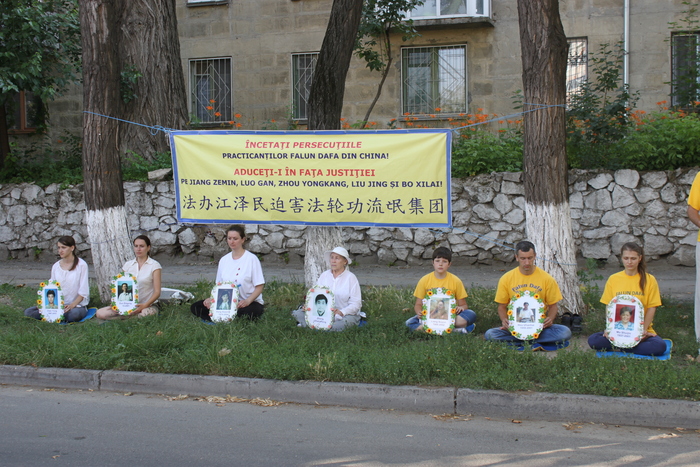 Comemorarea victimelor torturii şi persecuţiei împotriva Falun Dafa din China, Ambasada Chineză la Chişinău, 26 iunie 2013