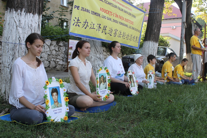 Comemorarea victimelor torturii şi persecuţiei împotriva Falun Dafa din China, Ambasada Chineză la Chişinău, 26 iunie 2013