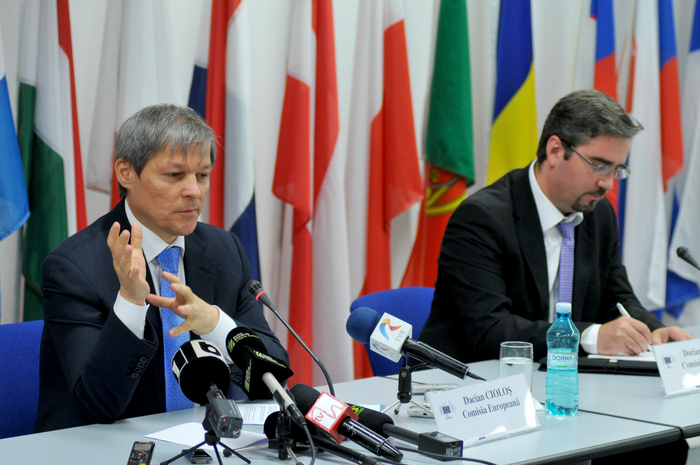 Reprezentanţa Comisiei Europene, conferinţă de presă pe tema acordului  privind reforma politicii agricole comune. În imagine, Daniel Cioloş şi Dorian Filote (Epoch Times România)