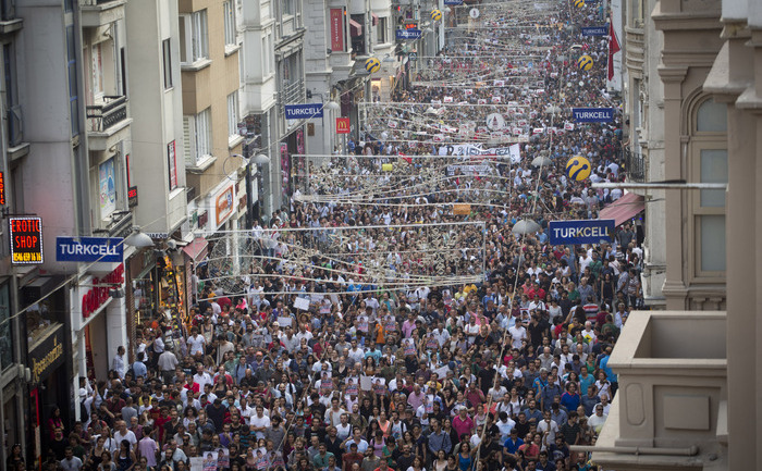 Turcii se adună în timpul unui protest anti-guvern în Piaţa Taksim din Istanbul, la 29 iunie 2013. Protestele au fost declanşate iniţial de o acţiune brutală a poliţiei împotriva unui protest local de conservare şi salvare Gezi Park din Istanbul care s-a transformat în demonstraţii la nivel naţional împotriva guvernului cu rădăcini islamice, lăsând patru morţi şi aproape 8.000 de răniţi. (OREN ZIV / AFP / Getty Images)