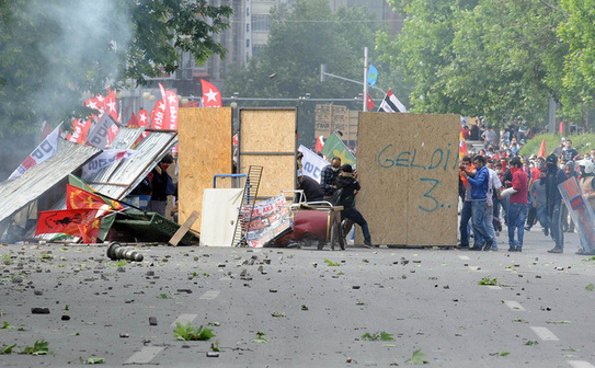 Protestatari ridicând baricade în timpul luptelor de stradă din Ankara, 1 iunie 213 (ADEM ALTAN / AFP / Getty Images)