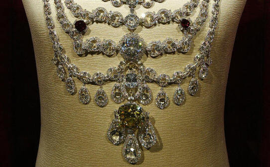 Colierul maharajahului de Patiala, Sir Bhupindar Singh, reconstituit de Cartier şi expus într-un magazin din Barcelona în 2003 (detaliu). (LLUIS GENE / AFP / Getty Images)