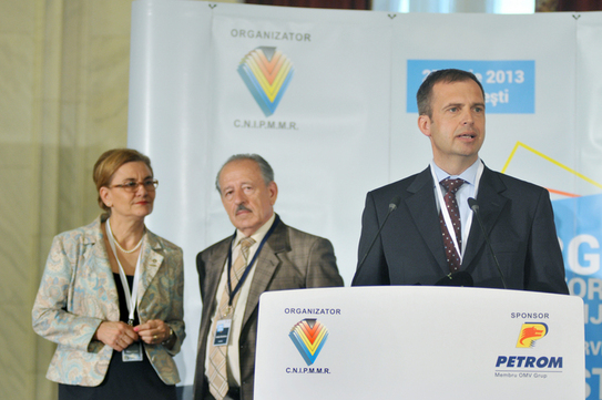 Primul Târg dedicat Întreprinderilor Mici şi Mijlocii din industria  petrolieră deschis la Palatul Parlamentului-27 iunie 2013. În imagine,  Andreas Matze, director CFO-Petrom, Maria Grapini, ministru delegat pentru IMM, Mediu de Afaceri şi Turism şi Ovidiu Nicolescu, preşedinte CNIPMMR (Epoch Times România)