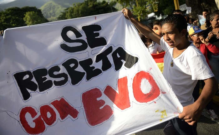 Locuitorii din Venezuela şi Bolivia cu lozinci în faţa ambasadei boliviene din Caracas, în sprijinul preşedintelui Evo Morales, la 3 iulie 2013 