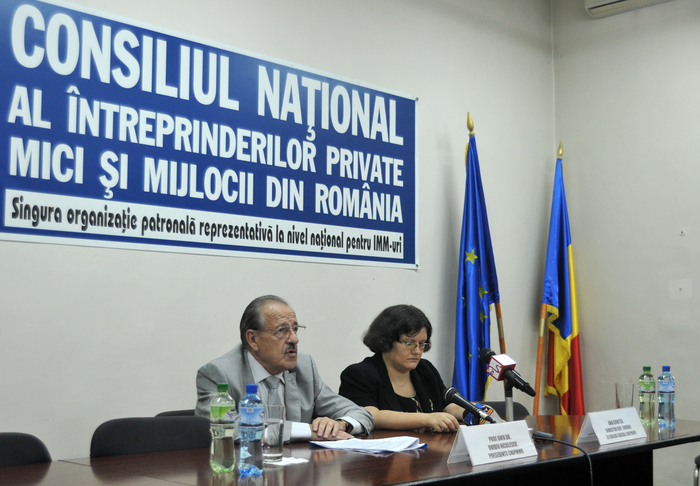 Conferinţă de presă la CNIMMR. În imagine, Ovidiu Nicolescu, preşedinte şi Ana Bontea, Dir. Departament Juridic