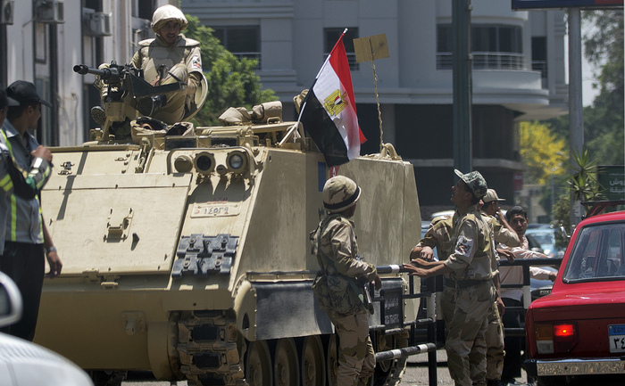 Armata egipteană a lovit în rezistenţa islamistă şi a ordonat arestarea a sute dintre partizanii preşedintelui Mohamed Morsi.