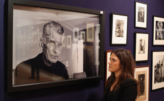 O vizitatoare admiră o poză de-a scriitorului irlandez Samuel Beckett