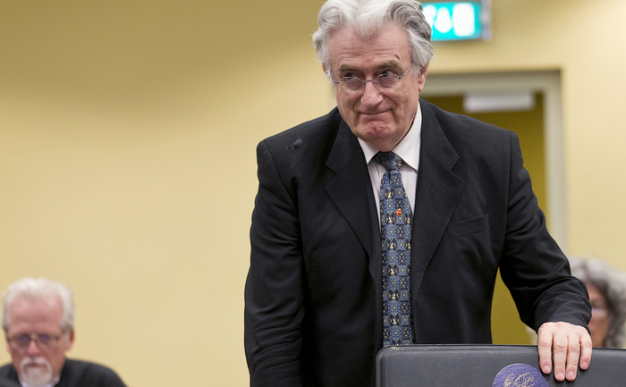Liderul politic al sârbilor din Bosnia, Radovan Karadzic, la judecarea apelului la Tribunalul Penal Internaţional pentru Fosta Iugoslavie din Haga, 11 iulie 2013. (MICHAEL KOOREN / AFP / Getty Images)