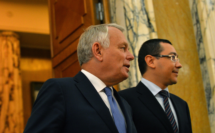 Premierul român Victor Ponta alături de omologul său francez, Jean-Marc Ayrault.