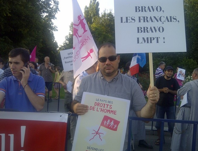 Bogdan Stanciu, preşedintele Asociaţiei Pro-Vita Bucureşti, la protestul împotriva legii Taubira, desfăşurat la Bucureşti, 14 iulie 2013 (Epoch Times)
