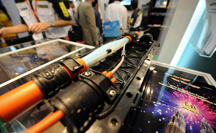 O mostră de cablu cu fibră optică este expusă la un târg de comunicaţii din Singapore.