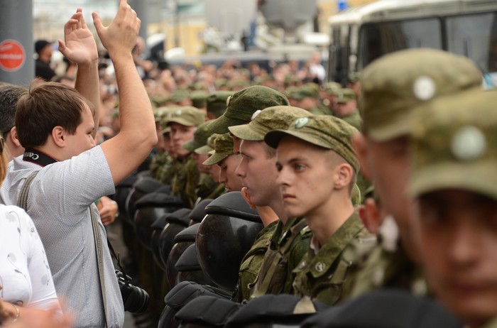 Soldaţi în Moscova, încercând să stăvilească fanii lui Alexei Navalny, 18 iulie 2013