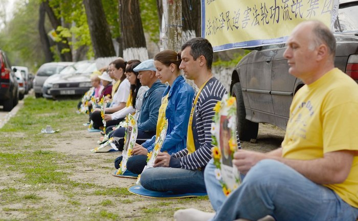 Comemorarea practicanţilor Falun Gong, persecutaţi până la moarte de Partidul Comunist Chinez, în faţa Ambasadei chineze de la Chişinău