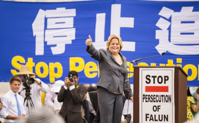 Congresmanul Ileana Ros-Lehtinen (Florida), vorbeşte publicului la mitingul "Apel pentru încetarea persecuţiei împotriva Falun Gong în China", la Capitoliului Statelor Unite în Washington, DC, la 18 iulie. 
