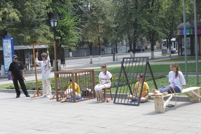 Reprezentanţii şi susţinătorii Asociaţiei Obşteşti Falun Dafa din Republica Moldova, în Scuarul Europei, au înscenat câteva metode de tortură barbară la care continuă să fie supuşi discipolii Falun Gong din China