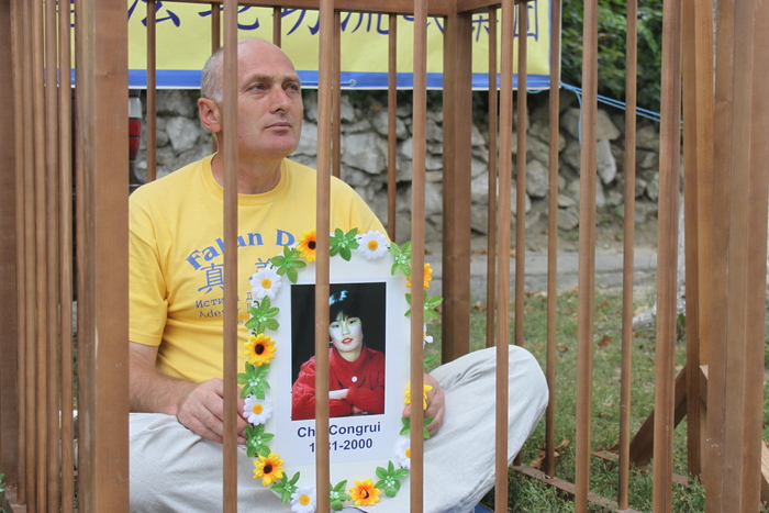 Comemorarea practicanţilor Falun Gong, persecutaţi până la moarte de Partidul Comunist Chinez, în faţa Ambasadei chineze de la Chişinău, 20 iulie 2013