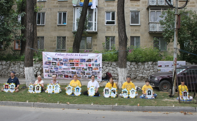 Comemorarea practicanţilor Falun Gong, persecutaţi până la moarte de Partidul Comunist Chinez, în faţa Ambasadei chineze de la Chişinău, 20 iulie 2013